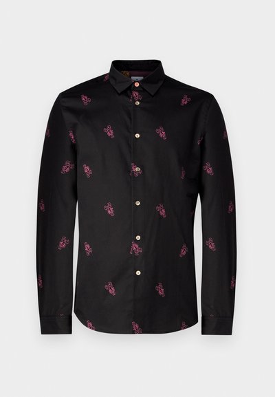 Melna krekla ar garām piedurknēm, gaiši rozā omāru izšuvums, klasiskā apkakle un pogājamais priekšpuse ar pretstatējošām pogām.