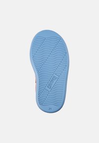 Semelle en caoutchouc bleu avec texture ondulée et logo. Présente une partie supérieure orange vif. Taille indiquée comme 21.