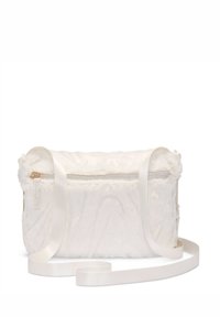 Borsa a tracolla in pelliccia sintetica bianca di forma rettangolare, con chiusura a zip e tracolla piatta e regolabile. Texture morbida e hardware liscio.