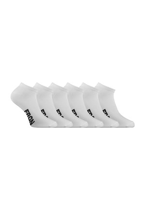 Six paires de chaussettes blanches jusqu'aux chevilles avec le texte noir "FRGN" sur le côté, rangées en ligne sur un fond blanc.