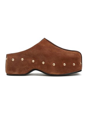 Brązowy platformowy chodak z zamszu z zaokrąglonym noskiem i złotymi ćwiekami wzdłuż boku i pięty na czarnej podeszwie.