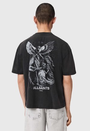 Homme de dos portant un t-shirt noir avec un graphique ange monochrome et le texte « ALLSAINTS LONDON » dans le dos.