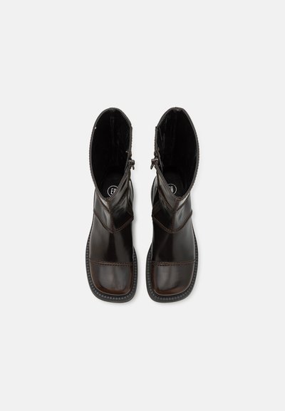 MIISTA DAHLIA - Stivali con plateau - brown