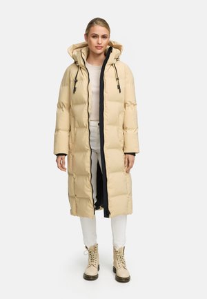 Doudoune beige clair avec capuche, fermeture éclair à l'avant et accents foncés. Présente un design long et matelassé avec des poignets �élastiques et des poches.