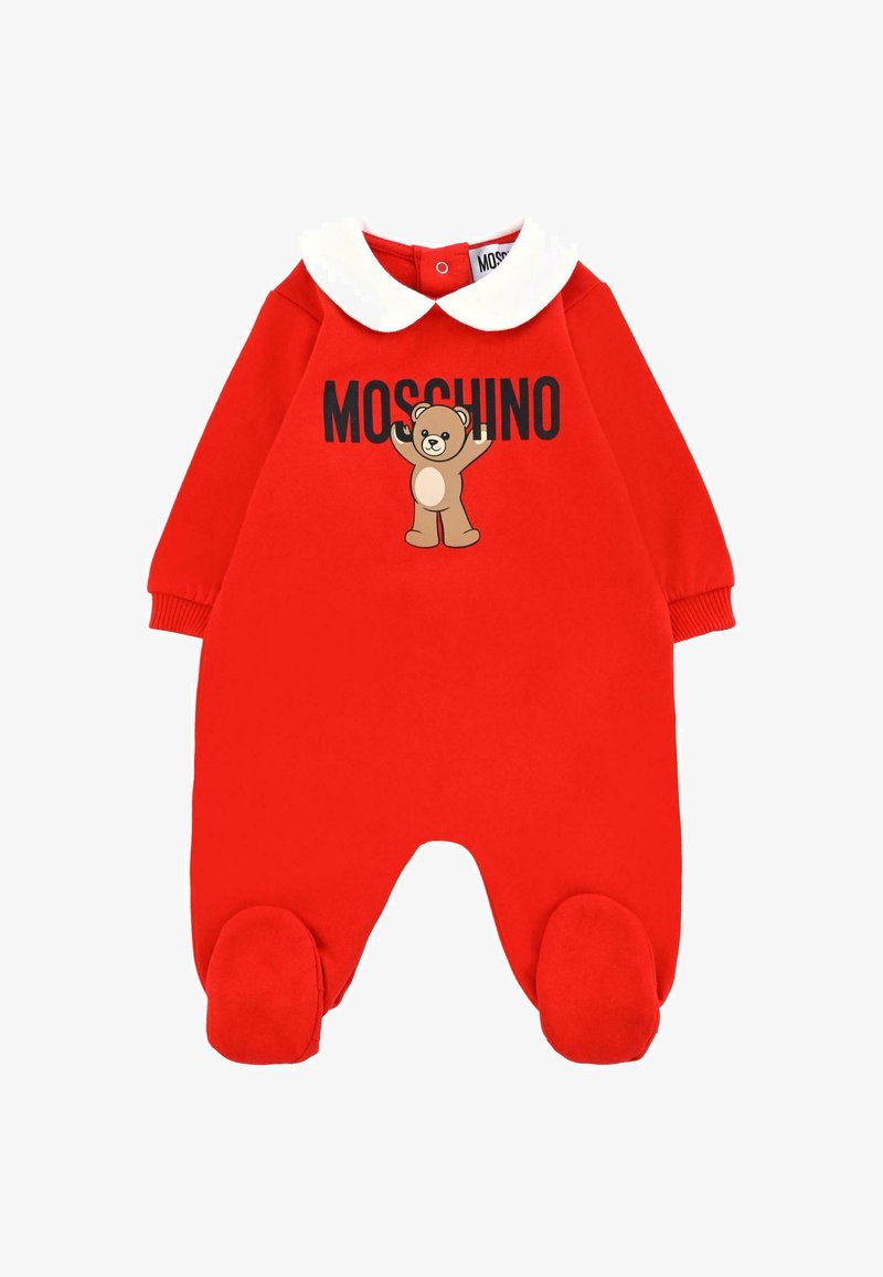 Rode katoenen romper met een witte kraag, lange mouwen en een berenafbeelding met de tekst "MOSCHINO", ronde voetjes en een zachte textuur.