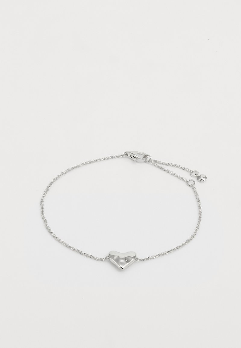 Sidabrinėapyrankė su subtilia grandinėle ir širdies formos pakabuku, turintis lygų, poliruotą paviršių ir subtilų blizgesį.