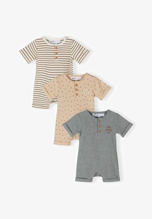 Trois grenouillères pour bébé à manches courtes : rayures beige, marron clair avec des points noirs, et gris avec des détails à boutons et une petite broderie de texte.