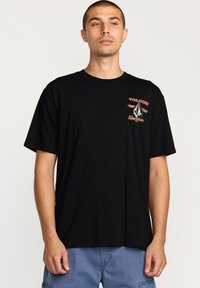 Sort bomulds t-shirt med rund hals, korte ærmer, med orange silketrykt logo og tekst på den øverste venstre brystområde.