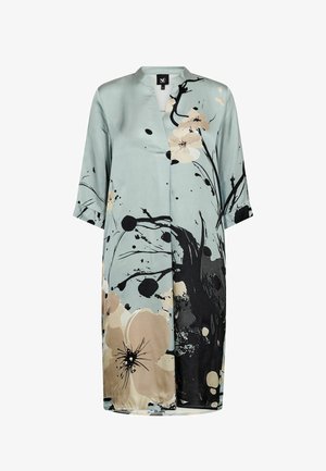 Langes, locker sitzendes Kleid aus hellblauem Satin mit schwarzem und beigem Blumenmuster, ausgestattet mit Stehkragen und drei Viertel langen Ärmeln.