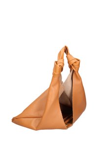 Borsa in pelle marrone chiaro di forma triangolare, con manici nodosi, superficie testurizzata e design aperto che mostra l'interno.