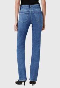 Blauwe denimjeans met een rechte pijpontwerp, een middelhoge taille en twee achterzakken. Heeft een vervaagde wasbehandeling en een lichte textuur.