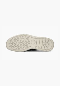 Schwarze Sneakers mit einer strukturierten Gummisohle, die ein Sternmuster aufweist, und einer weißen Mittelsohle, entworfen für optimale Traktion und Stabilität.