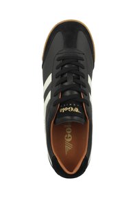Sneaker nera con tomaia in pelle texture, strisce bianche e suola in gomma; presenta lacci neri e colletto imbottito.