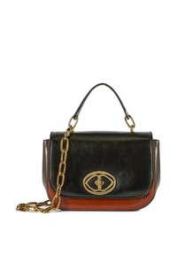 Borsa in pelle nera e marrone con tracolla in catena dorata, dettaglio della chiusura ovale, design strutturato e accenti di colore contrastanti.