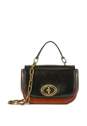 Borsa in pelle nera e marrone con tracolla in catena dorata, dettaglio della chiusura ovale, design strutturato e accenti di colore contrastanti.