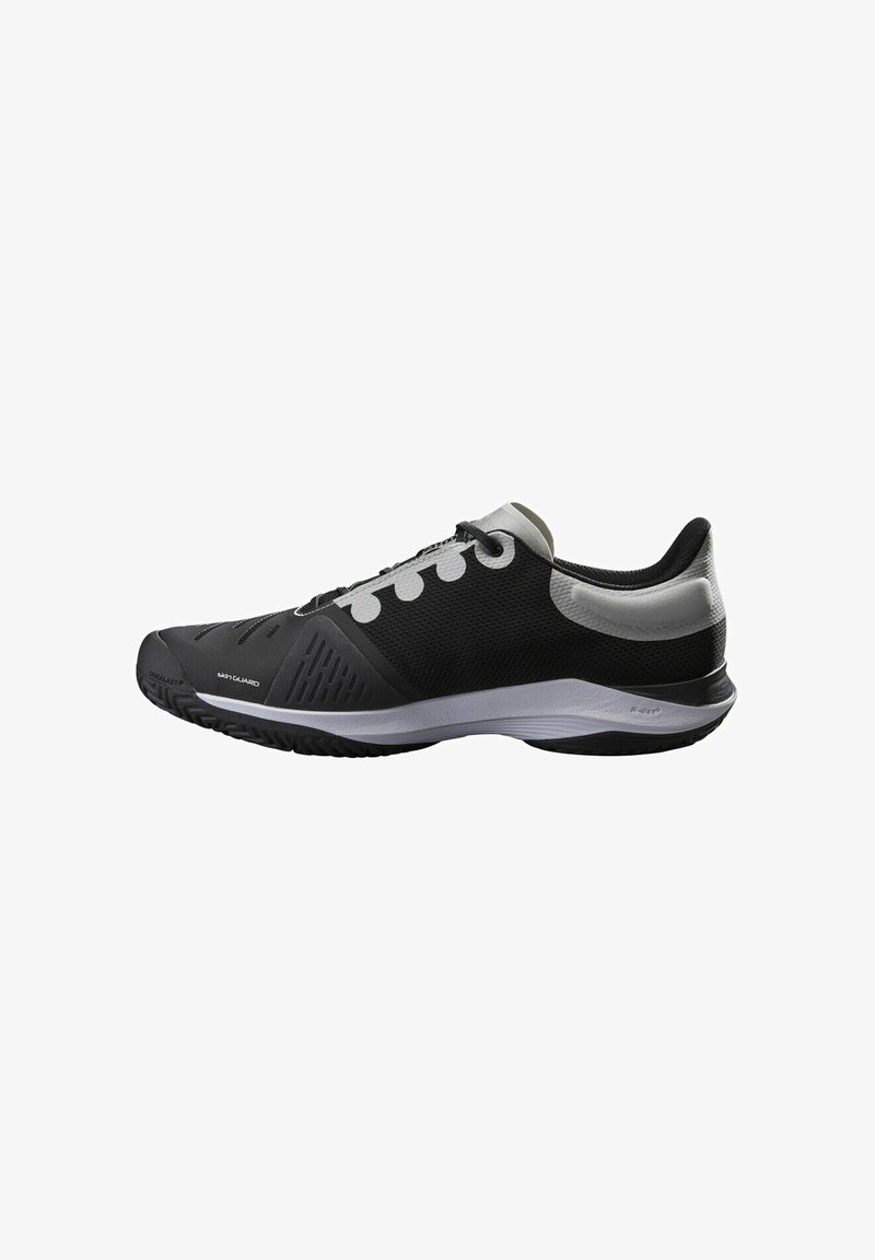 Schwarzer Sportschuh mit einem Obermaterial aus Mesh, kontrastierenden grauen Akzenten, abgerundeter Spitze und einer strukturierten Sohle für besseren Halt. Verfügt über ein traditionelles Schnürsystem.