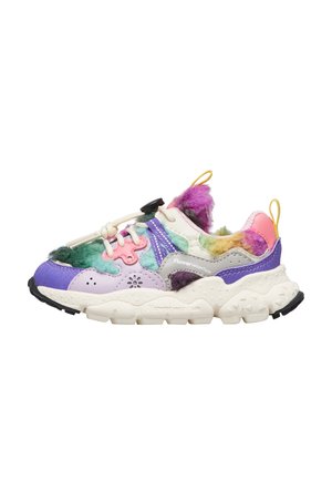 Sneaker chunky con pannelli in tessuto fluffy multicolore, lacci crema, dettagli viola e rosa, e suola spessa testurizzata off-white etichettata "Flower Mountain."