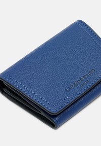 Portefeuille en cuir bleu avec une surface texturée, présentant un bord surpiqué et un intérieur noir. La marque "Liebeskind" est embossée à l'avant.
