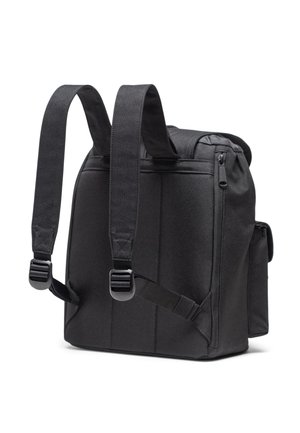 Sac à dos noir en tissu durable, avec des bretelles rembourrées et réglables, un compartiment principal zippé et une poche latérale.