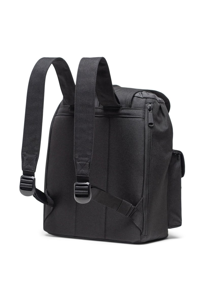 Mochila negra de tela durable, con correas ajustables acolchadas, un compartimento principal con cremallera y un bolsillo lateral.