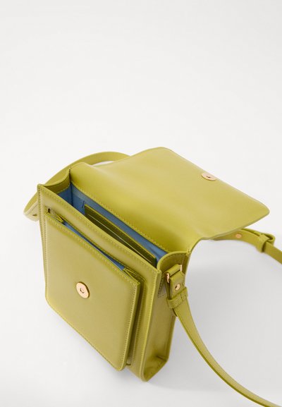 Borsa a tracolla verde in pelle con hardware dorato, dotata di una tasca frontale, multiple compartimenti e una tracolla removibile.