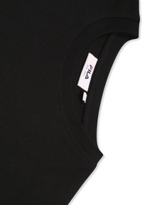 Czarna koszulka bez rękawów wykonana z bawełny, z okrągłym dekoltem, z białą metką z logo Fila wszytą w dół. Gładka faktura.