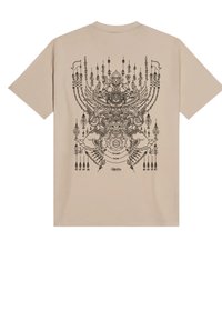 T-shirt in cotone beige con una dettagliata grafica nera sul retro, che rappresenta schemi intricati e molteplici figure stilizzate.