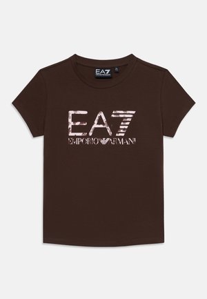 Кафява тениска с къс ръкав и кръгло деколте с розово лого ""EA7 Emporio Armani"" отпред.