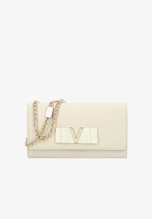 Borsa clutch color crema in pelle liscia, con un prominente logo metallico a forma di 'V', un nastro decorativo a coste e una tracolla a catena dorata.