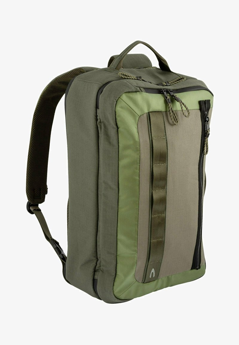 Olivengrøn rygsæk med rektangulær form, der har tekstureret stof, flere lynlåslommer og polstrede skulderstropper.