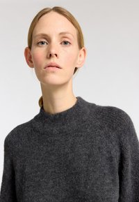 Selected Femme Pletené šaty - volcanic ash