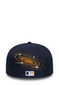 Cappellino da baseball blu navy con una galassia arancione ricamata e stelle bianche, con il logo MLB sul retro.