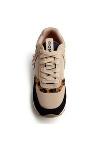 Sneaker beige con un accento in stampa leopardo e dettagli in suede nero. Punta arrotondata, lacci piatti e etichetta con logo sulla linguetta.