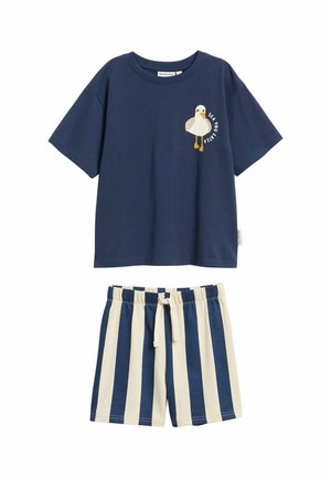 Marineblaues kurzärmeliges Hemd mit Möwengrafik und Schriftzug, kombiniert mit marineblauen und weißen vertikal gestreiften Shorts mit Kordelzug am Bund.