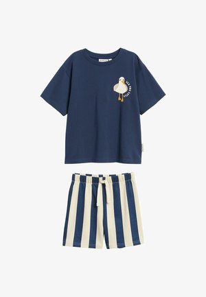Marineblaues kurzärmeliges Hemd mit Möwengrafik und Schriftzug, kombiniert mit marineblauen und weißen vertikal gestreiften Shorts mit Kordelzug am Bund.