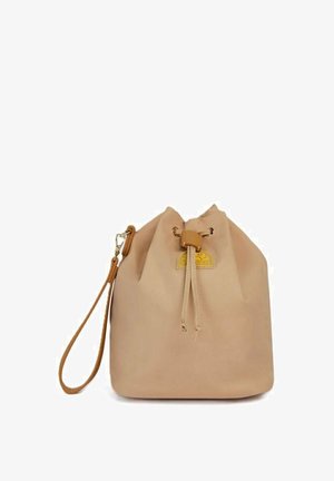 Borsa a secchiello beige in canvas con chiusura a coulisse, dettagli in pelle e una sola tracolla; presenta una grande etichetta con logo.