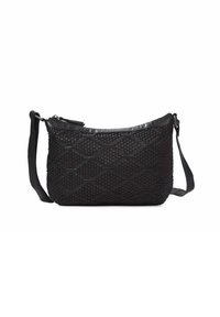 Bolso de mano negro tejido con un patrón de diamante texturizado, equipado con un ribete de cuero suave y una correa ajustable, cierre con cremallera en la parte superior.