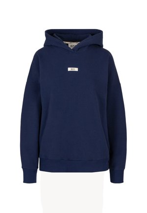 Granatowa bluza z kapturem i długimi rękawami, z małą białą prostokątną naszywką z logo "BIZUU" na środku klatki piersiowej.