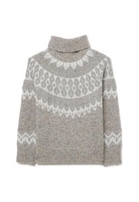 Pull en maille grise avec un col montant replié. Présente des motifs géométriques blancs sur les épaules et une finition texturée avec des filaments.