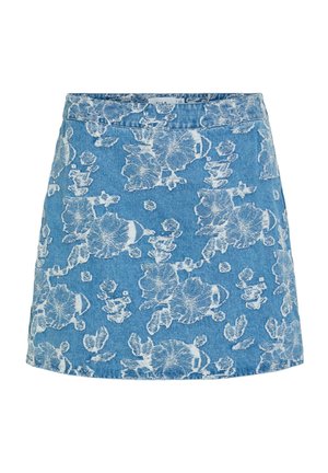 Niebieska spódnica typu A z denimu z białym kwiatowym wzorem i paskiem w talii, bez widocznych kieszeni ani ozdób.