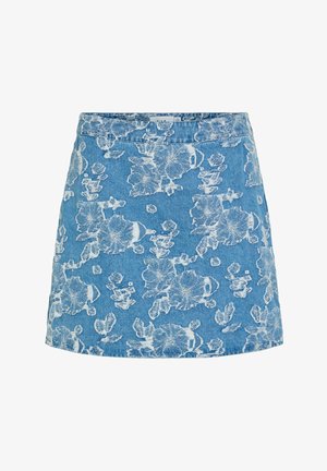 Niebieska spódnica typu A z denimu z białym kwiatowym wzorem i paskiem w talii, bez widocznych kieszeni ani ozdób.