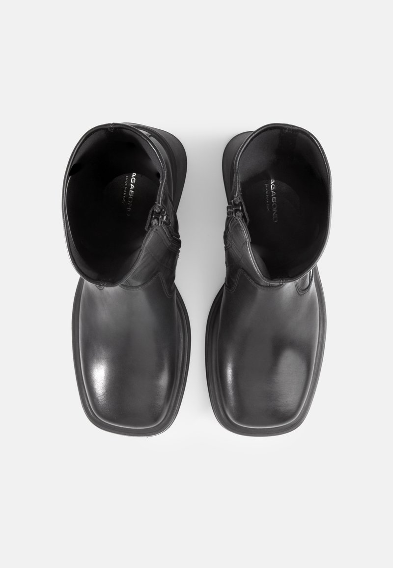 Stivaletti neri in pelle con una finitura liscia, punta quadrata e chiusura a zip sul lato esterno. L'interno presenta una soletta imbottita.