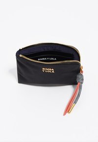 Czarna zamykana kosmetyczka z złotym logo "BIMBA Y LOLA", otwarta, aby pokazać wnętrze z logo, z szarym i pomarańczowym plecionym uchwytem zamka.