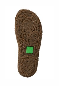 Plantilla de zapato de goma marrón con una superficie texturada que recuerda a hebras. Incluye un cuadrado verde con un diseño de rana.