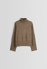 Brązowy sweter z golfem, z prążkowanymi mankietami i dołem, o luźnym kroju i miękkiej fakturze. Wykonany z przyjemnej dzianiny.