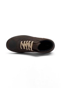 Chaussure en daim marron avec semelle en caoutchouc, lacets marron clair et détails de couture minimalistes. Conçue pour le confort et la durabilité.