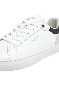 Witte leren sneaker met veters, goudkleurig logo en een contrasterende marineblauwe en grijze accent. Voorzien van een gestructureerde witte rubberen zool.