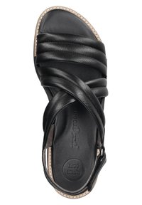 Musta nahkasandaali, jossa on ristirima-design, pehmustettu pohja ja teksturoitu pohja. "Super Soft" -brändäys on kaiverrettu sisäpohjaan.