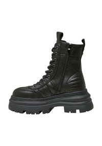 Must musta ankle kingad, millel on paks platvormpohja, nööpimisega ees ja külgsepp. Külgedel on tikitööd.