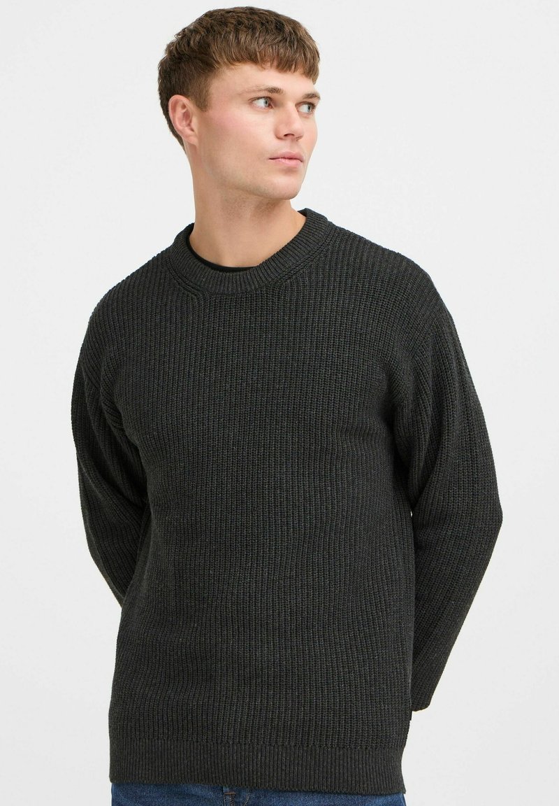 Suéter de punto acanalado gris oscuro con cuello redondo y mangas largas. Textura suave y ajuste holgado, con un patrón sutil en todo el tejido.